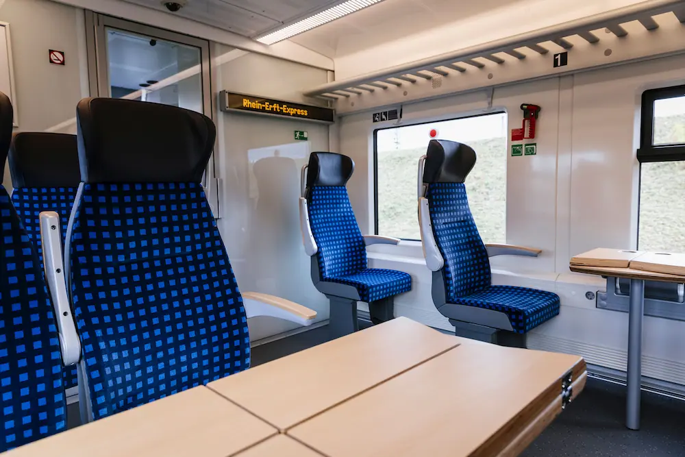 Sitze mit Klapptisch für mobiles Arbeiten © go.Rheinland/Smilla Dankert